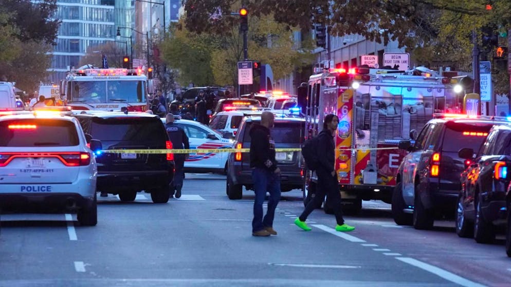 dpatopbilder - Rettungskräfte und Polizisten sind in Washington im Einsatz, nachdem zwei Mitglieder der Nationalgarde von Schüssen getroffen wurden. Foto: Mark Schiefelbein/AP/dpa