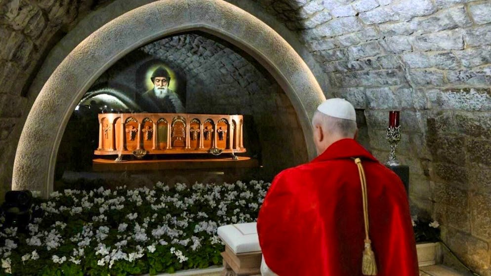 Pope Leo XIV prays in front of the tomb of Saint Charbel Makhlouf in the monastery of Saint Maroun. Photo: Vatican Media/IPA via ZUMA Press/dpa