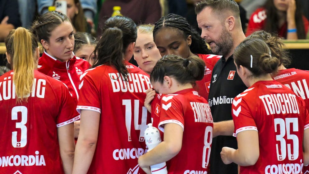 L'entraîneur principal de la Suisse, Knut Ove Joa, s'adresse à son équipe pendant un temps mort. 