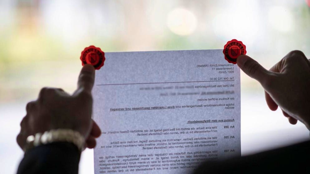 I funzionari dell'ufficio esecuzioni sono a volte costretti ad apporre i sigilli.