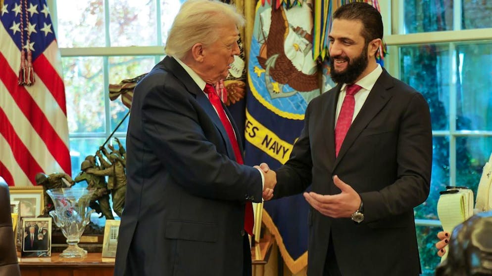 dpatopbilder - HANDOUT - US-Präsident Donald Trump (l) schüttelt Ahmed al-Scharaa, Übergangspräsident von Syrien, im Weißen Haus in Washington die Hand. Foto: HOGP/AP/dpa/Archivbild - ACHTUNG: Nur zur redaktionellen Verwendung und nur mit vollständiger Nennung des vorstehenden Credits