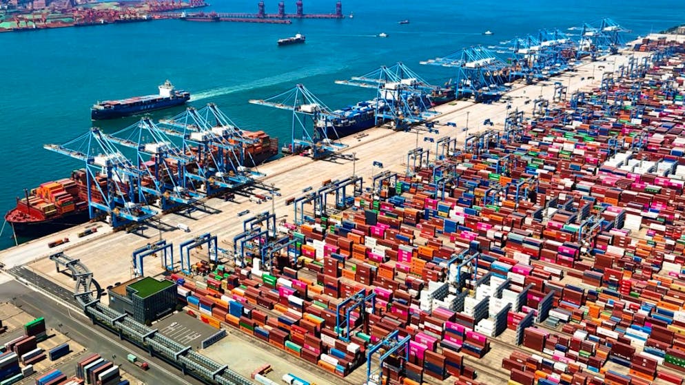 Container-Hafen in Qingdao: Chinesische Exportkontrollen verlängern die Lieferzeiten für europäische Unternehmen. (Archivbild)