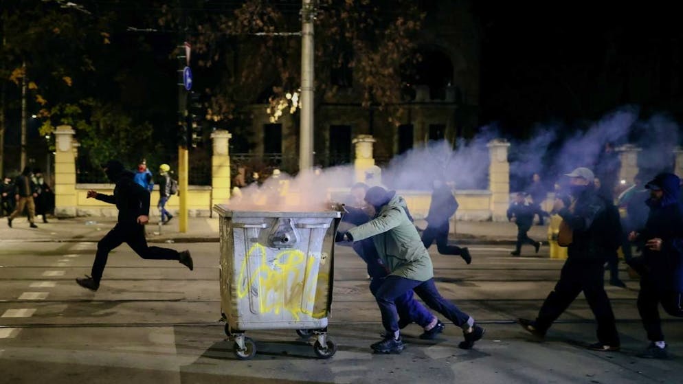 Des manifestants ont érigé lundi des barricades lors d'une manifestion contre le projet de budget 2026 du gouvernement bulgare, à Sofia.