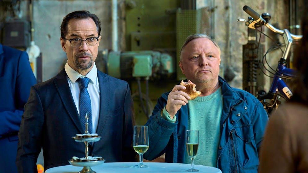 So lief der Abschied der Münsteraner Staatsanwältin Klemm. Professor Karl-Friedrich Boerne (Jan Josef Liefers, links) wollte eigentlich ein Fahrrad kaufen, stattdessen wurden er und Kommissar Thiel (Axel Prahl) Zeugen eines Leichenfunds.