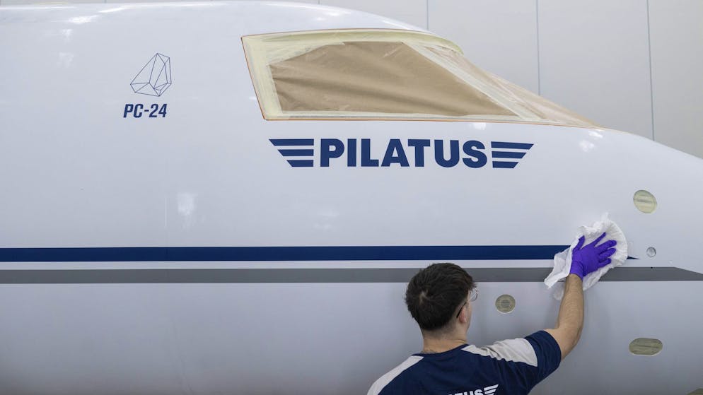 Ein Flugzeug des Typ PC 24 der Pilatus Flugzeugwerke Stans in einer Produktionshalle in Stans NW. (Archivbild)