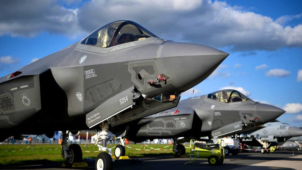 ARCHIV - Lockheed Martin F-35 Tarnkappen Mehrzweck Kampfjet der USA ist bei der Raumfahrtausstellung (ILA) ausgestellt. Foto: Britta Pedersen/dpa-Zentralbild/dpa