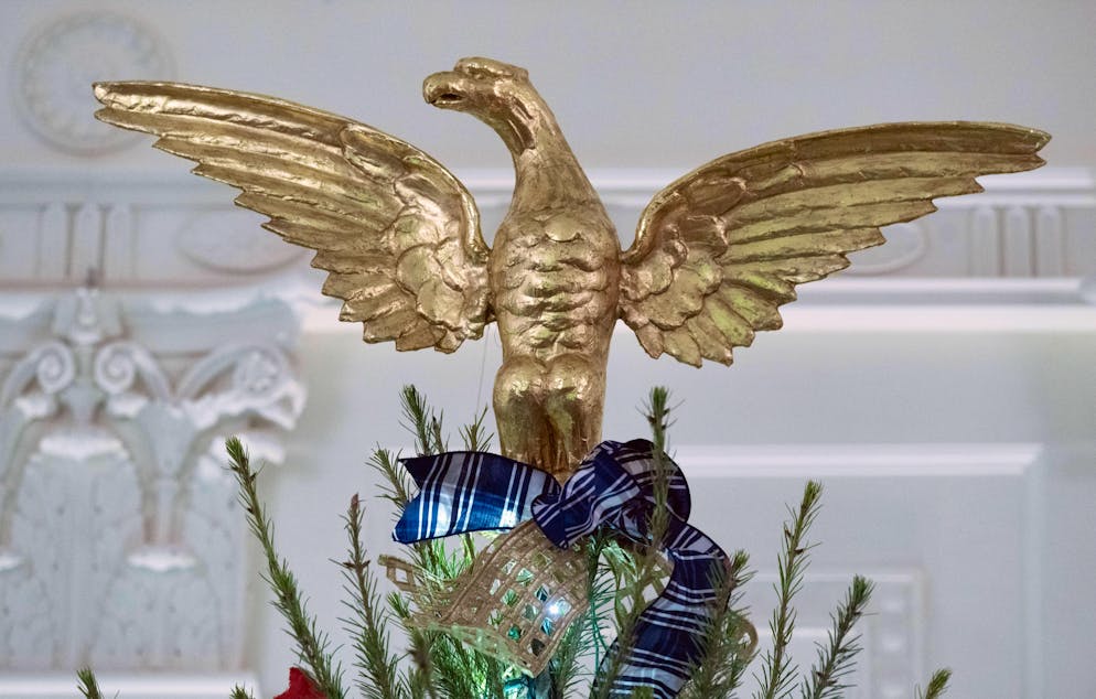 Noël Maison Blanche. Pas d'étoile au sommet du sapin, mais un aigle d'Amérique, symbole de force, de liberté et de patriotisme.