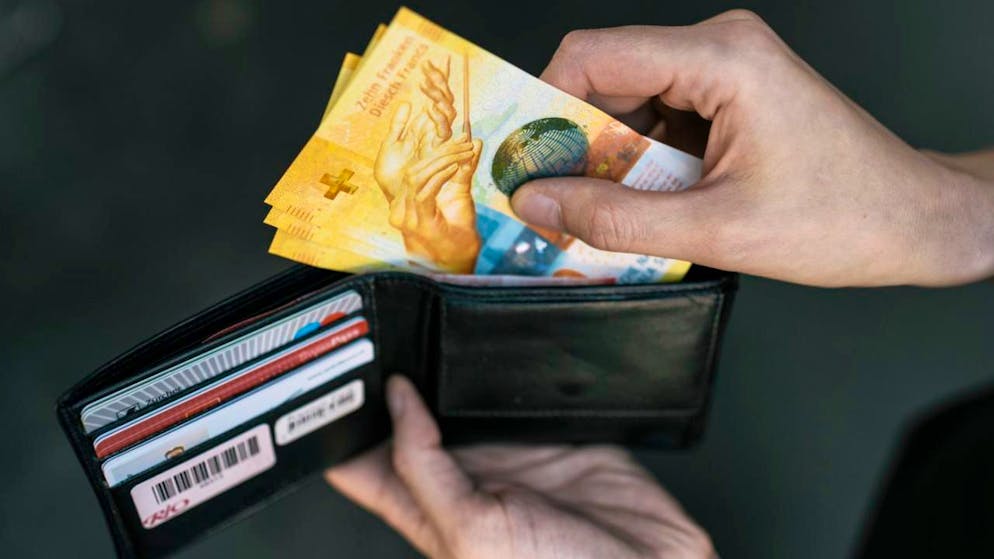 Die Arbeitnehmer in der Schweiz haben dieses Jahr im Durchschnitt eine deutliche Lohnerhöhung erhalten. Diese liegt damit über der Teuerung, womit unter dem Strich mehr Geld im Portemonnaie bleiben dürfte. (Archivbild)