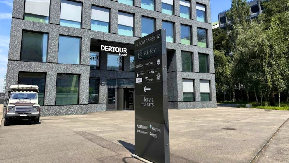 Der Reisekonzern Dertour Schweiz greift nach der Übernahme von Hotelplan zum Sparhammer. Bis Ende 2027 sollen rund 250 Stellen abgebaut werden. Auch sollen 15 Filialen geschlossen werden.
