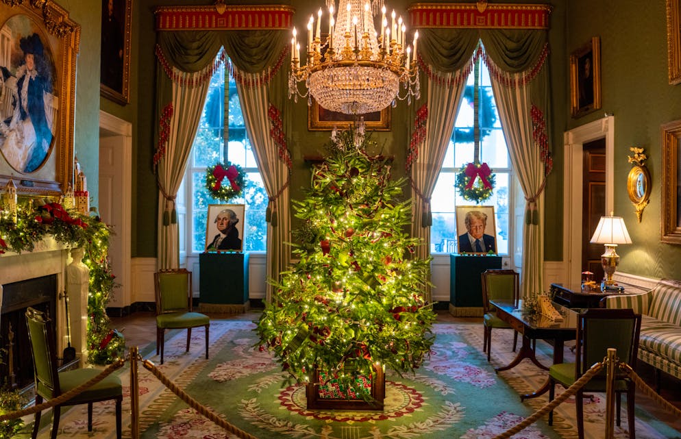 Noël Maison Blanche. Des portraits en Lego de George Washington et de Donald Trump gardent un oeil sur les décos.