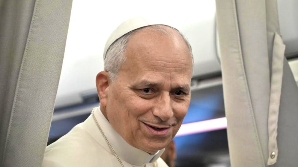 Le pape Léon XIV parle aux journalistes après son départ de Beyrouth.