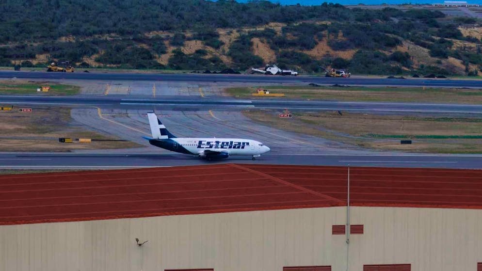 An airplane of the Venezuelan airline Estelar at Simon Bolivar International Airport. Photo: Pedro Mattey/dpa/symbol image