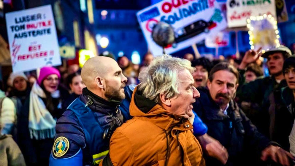 In Lausanne, many people once again demonstrated against the planned budget cuts.