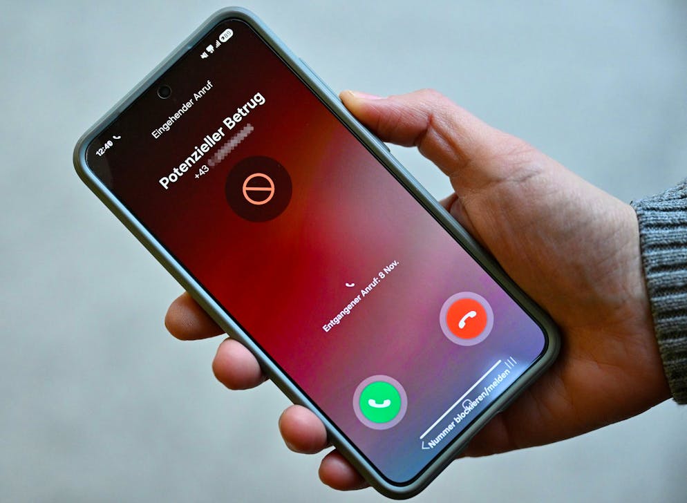 I malviventi fanno apparire sul display del telefono un numero (fittizio) di un istituto bancario (immagine illustrativa).
