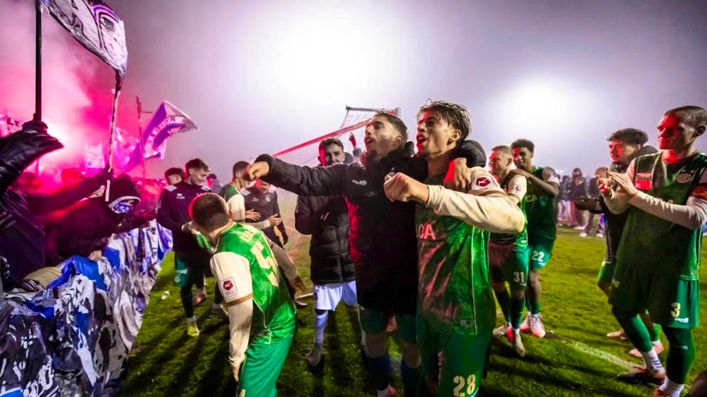 Winterthur fails, GC in the quarter-finals - Gallery. The Grasshoppers players celebrate with their fans in Cham