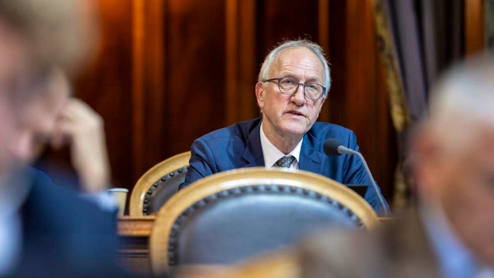 Der Zuger Mitte-Ständerat Peter Hegglin kritisiert in der Budgetdebatte das Stellenwachstum beim Bund. Im Rat steht ein Verzicht auf den Teuerungsausgleich für Bundesangestellte zur Debatte.