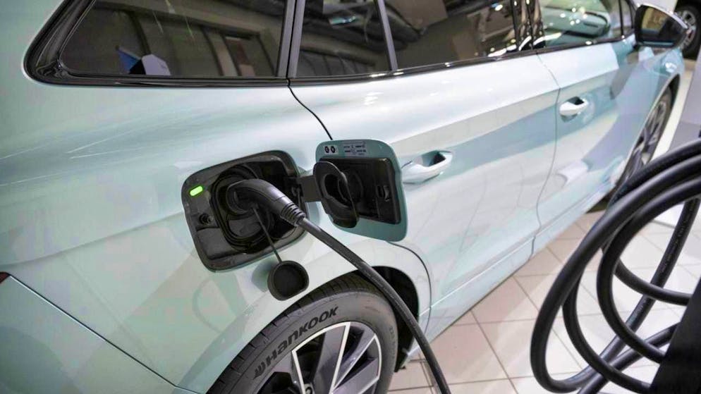 The number of new cars registered in Switzerland fell slightly in November. Sales initiatives and campaigns by dealers prevented larger losses. (symbolic image)