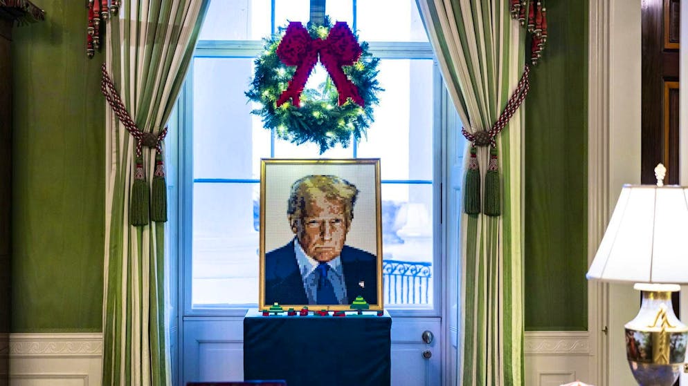A Lego portrait of Donald Trump under a Christmas wreath from a construction set: Melania Trump's Christmas decorations in the East Room of the White House. (December 1, 2025)