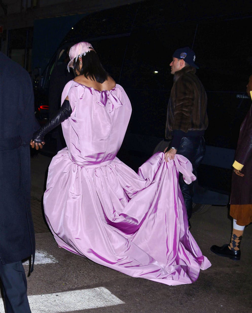 Rihanna's gala look causes discussion. An English newspaper writes about the Balenciaga look: looks like a pink bed sheet.