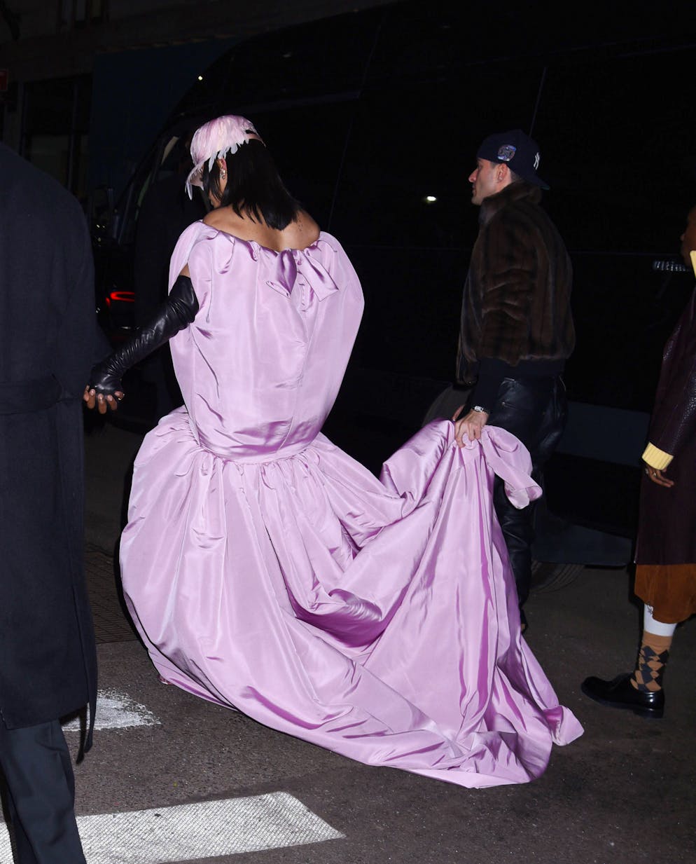 Rihannas Gala-Look sorgt für Diskussionen. Eine englische Zeitung schreibt über den Balenciaga-Look: wirkt wie ein rosa Bettlacken.