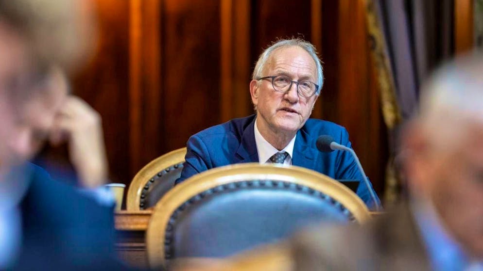 In the budget debate, Peter Hegglin, Member of the Council of States for Zug, criticizes the growth in federal jobs. The Council is debating whether to waive the cost-of-living adjustment for federal employees.