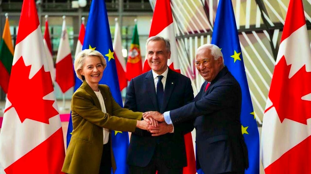 ARCHIVE - European Commission President Ursula von der Leyen (l) and European Council President Antonio Costa (r) welcome Canadian Prime Minister Mark Carney as he arrives for an EU-Canada summit at the European Council building in Brussels. Photo: Sean Kilpatrick/Canadian Press via ZUMA Press/dpa