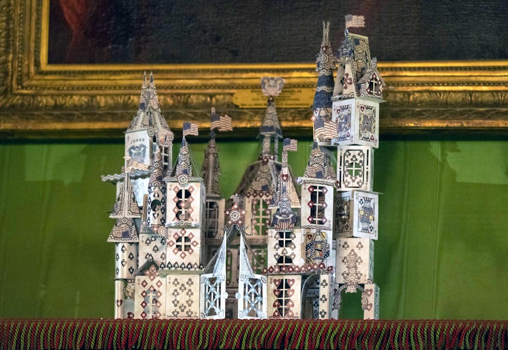 Noël Maison Blanche. Un château de cartes sur une cheminée.