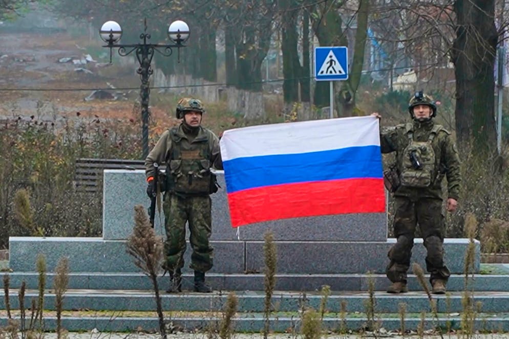 In questa immagine tratta da un video fornito dal Servizio Stampa del Ministero della Difesa russo martedì 2 dicembre 2025, soldati russi espongono la bandiera nazionale russa a Pokrovsk, una città nella regione di Donetsk, in Ucraina.