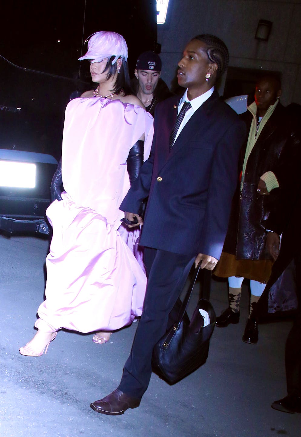 Rihannas Gala-Look sorgt für Diskussionen. Rihannas Gala-Look sorgt für Diskussionen. 