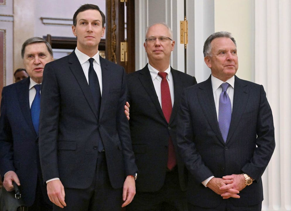 Il consigliere presidenziale russo Yury Ushakov (a sinistra), il genero di Trump Jared Kushner (secondo da sinistra), l'inviato presidenziale statunitense Steve Witkoff (a destra) e Kirill Dmitriev (secondo da destra), amministratore delegato del Fondo russo per gli investimenti diretti (RDIF) e rappresentante speciale del presidente della Federazione Russa per gli investimenti e la cooperazione economica con i paesi stranieri, partecipano a un incontro con il presidente russo Vladimir Putin (non nella foto) al Cremlino di Mosca, Russia, il 2 dicembre 2025. 