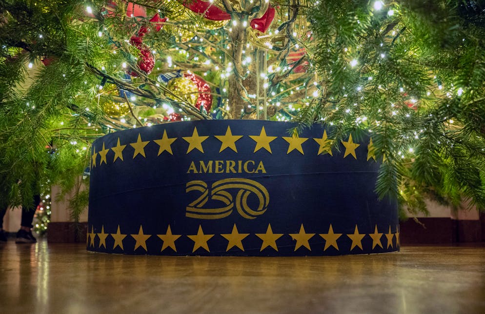 Noël Maison Blanche. Melania a aussi choisi de célébrer avec un peu d’avance le 250e anniversaire des États-Unis, qui aura lieu en 2026.