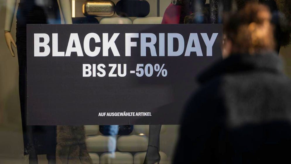 In der Schweiz haben die Detailhändler am Rabatttag Black Friday weniger Umsatz gemacht. Das zeigt eine Auswertung von Daten zu bargeldlosen Zahlungen.(Symbolbild)