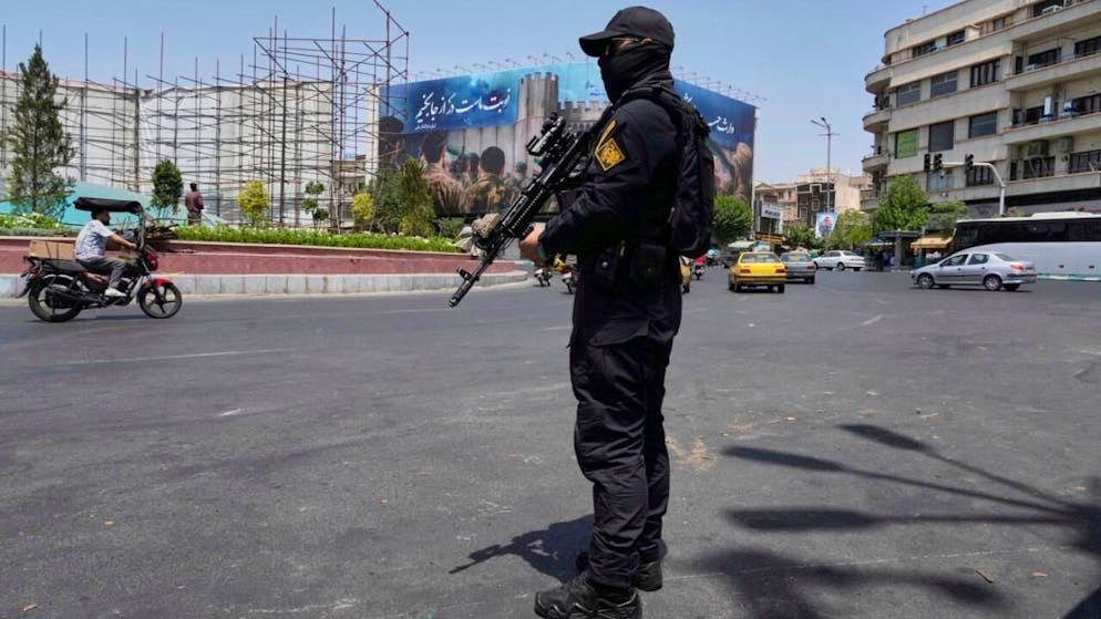 Ein Mitglied der iranischen Revolutionsgarden steht auf dem Platz der Islamischen Revolution (Enghelab-e-Eslami) im Zentrum von Teheran Wache. 