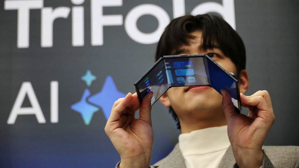 Das Galaxy Z TriFold lässt sich zwei Mal falten und soll sich als Arbeitsgerät positionieren.