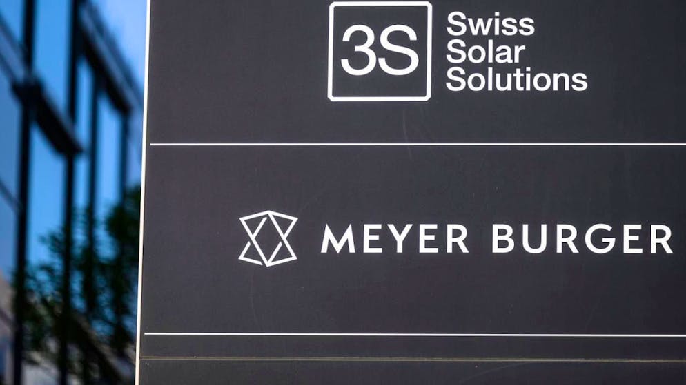 Der Schriftzug von 3S Swiss Solar Solutions und Meyer Burger auf einer Tafel vor dem Businesspark Gwatt, fotografiert am Freitag, 2. Mai 2025 in Gwatt. (KEYSTONE/Christian Beutler)