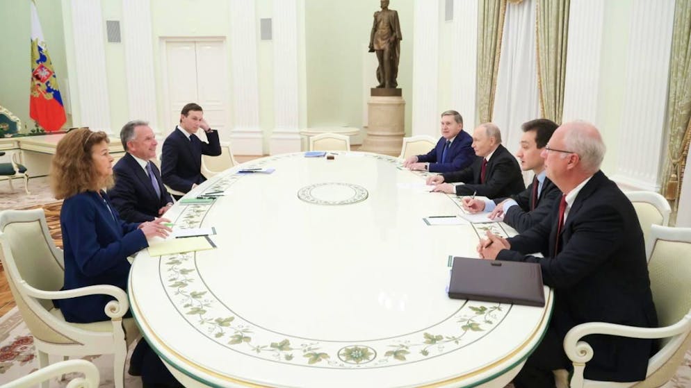 Aucun compromis sur les territoires occupés par la Russie en Ukraine n'a été trouvé entre émissaires américains (à g.) et russes (à dr.), mardi, à Moscou.