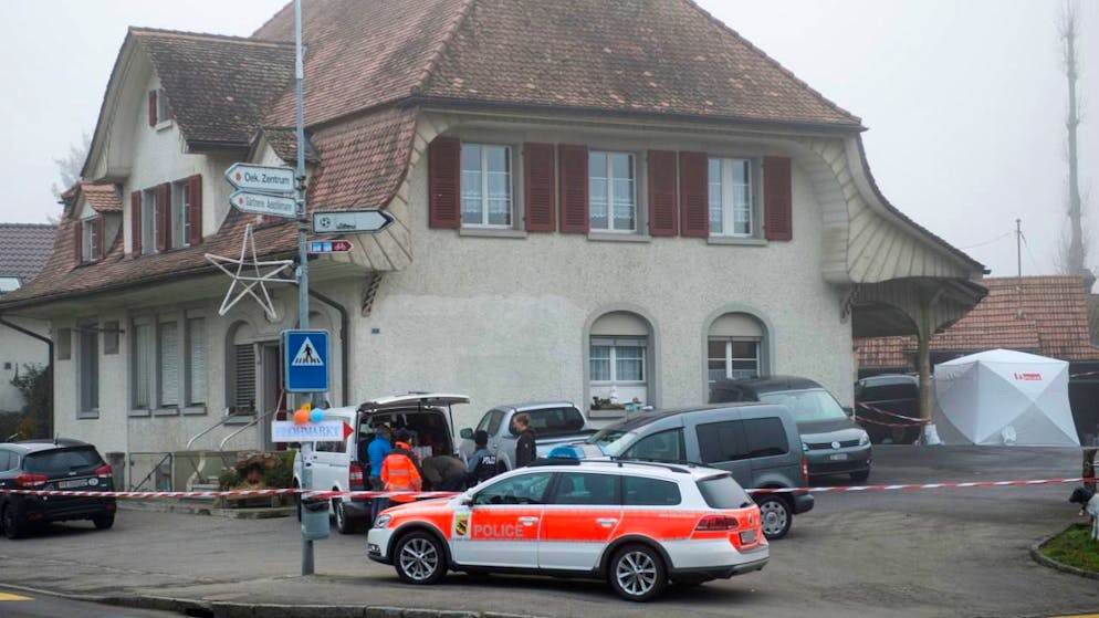 Perpétuité requise contre l'assassin présumé de Zurich et Laupen/BE - Gallery. Cinq ans, jour pour jour, après le premier assassinat présumé à Zurich, un couple âgé était tué brutalement à son domicile à Laupen (BE). Il s'agissait des anciens voisins de l'accusé. Les traces d'ADN du prévenu ont été trouvés après les crimes sur les deux lieux (archives).