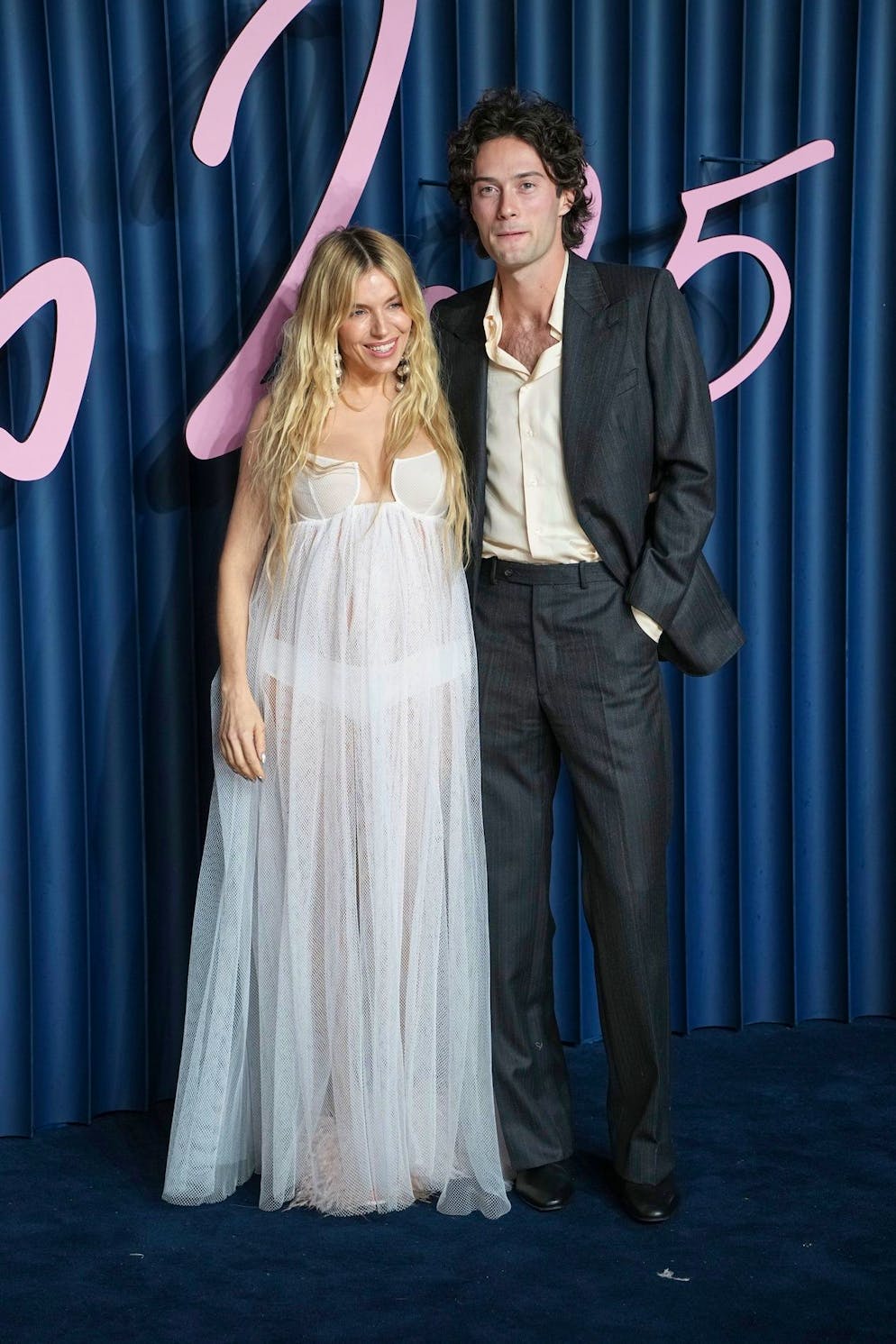 Sienna Miller e il compagno Oli Green.