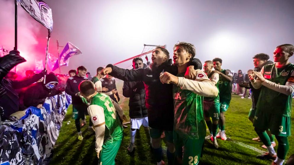 Winterthur scheitert, GC im Viertelfinal - Gallery. Die Spieler der Grasshoppers feiern in Cham mit ihren mitgereisten Fans