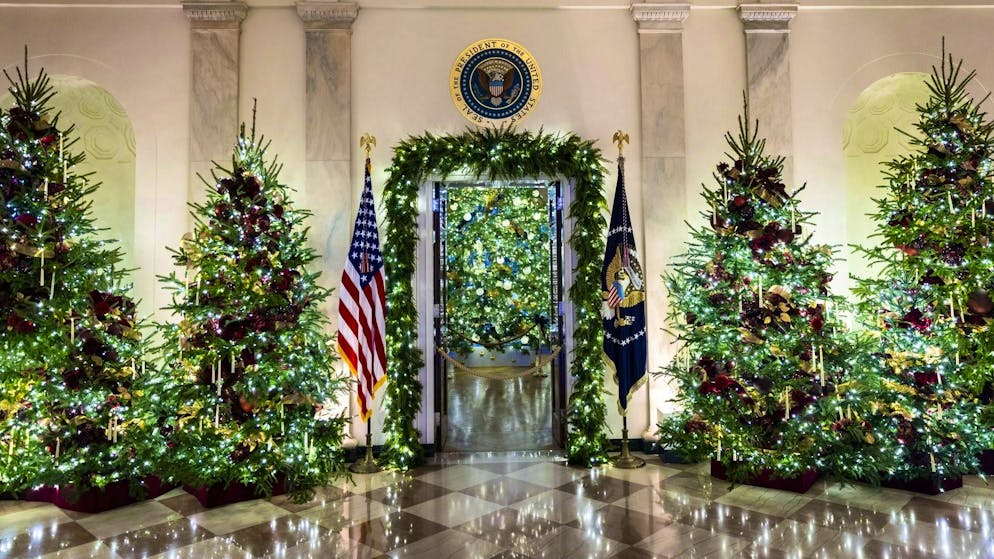 "Home is Where the Heart Is": Under this motto, First Lady Melania Trump has installed 51 Christmas trees and 75 wreaths in the White House. (December 1, 2025)