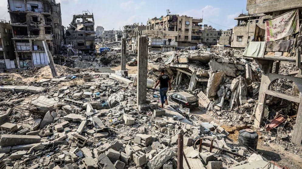 ARCHIV - Ein palästinensischer Mann geht durch die Ruinen zerstörter Gebäude im Stadtteil Al-Katiba. Vertriebene Palästinenser versuchen, in ihre Häuser zurückzukehren, nachdem sich die israelische Armee aus der Stadt zurückgezogen hat. Foto: Abed Rahim Khatib/dpa