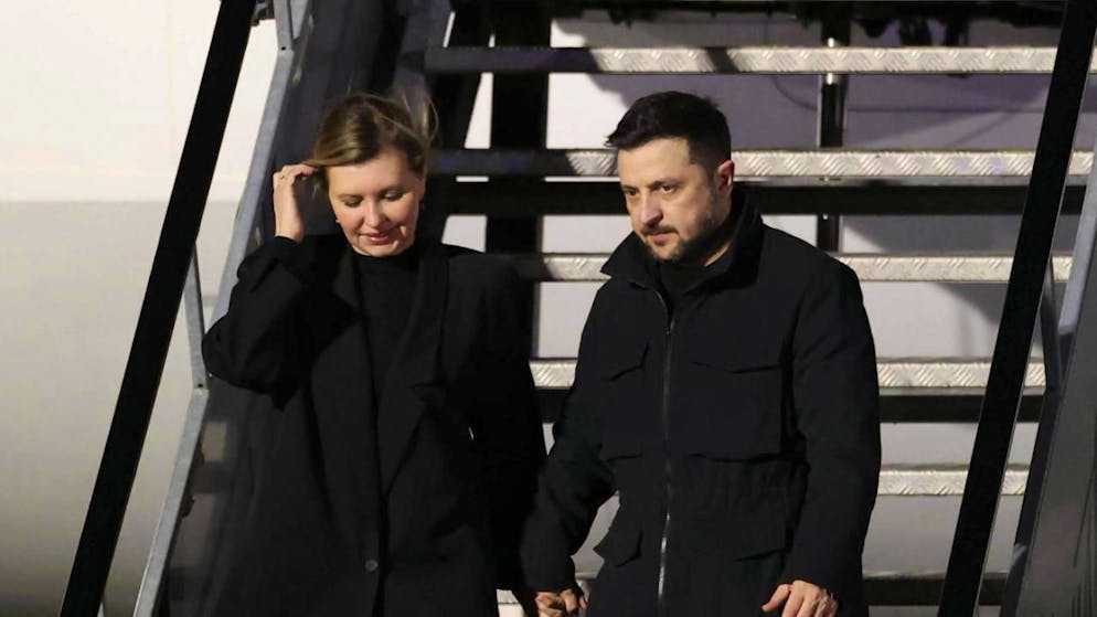 Zelensky, con la moglie Olena, all'arrivo a Dublino.
