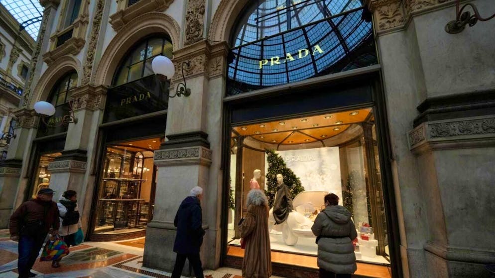 The takeover of the Versace fashion house by the Prada Group has been finalized.