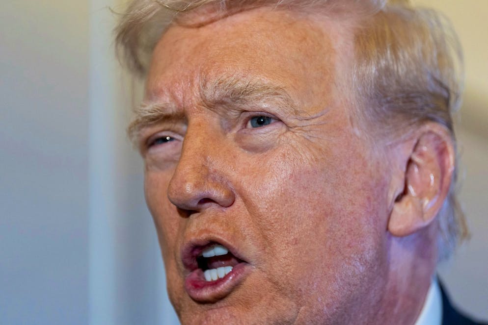 Le président Donald Trump s'adresse aux journalistes à bord d'Air Force One, alors qu'il quitte son domaine de Mar-a-Lago à Palm Beach, en Floride, pour se rendre à la base militaire d'Andrews, dimanche 30 novembre 2025 (archives).