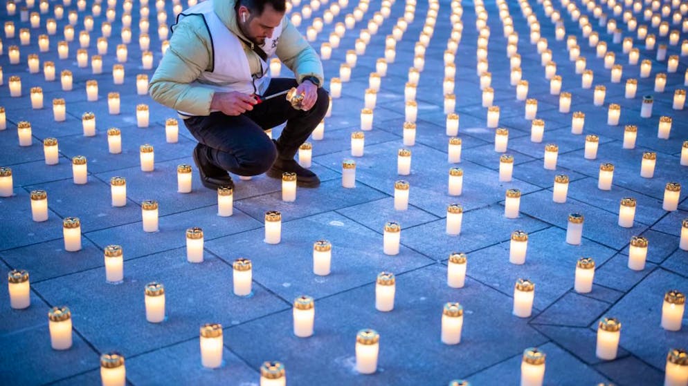 Les Caritas régionales se veulent sollidaires des personnes souffrant de pauvreté en installant "un million d'étoiles" sur les places publiques en Suisse.