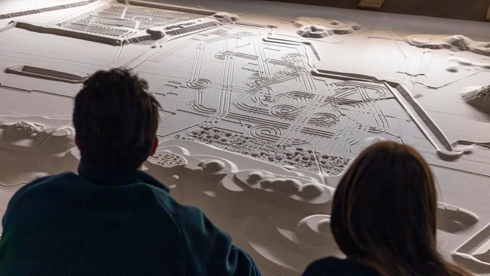 Naturmaschinen und Sand-Reliefs von Carl Cheng im Museum Tinguely - Gallery. Aus Sand gebaut: Blick auf die kunstmaschinell hergestellte "Imaginary Landscape 3" von Carl Cheng im Museum Tinguely.