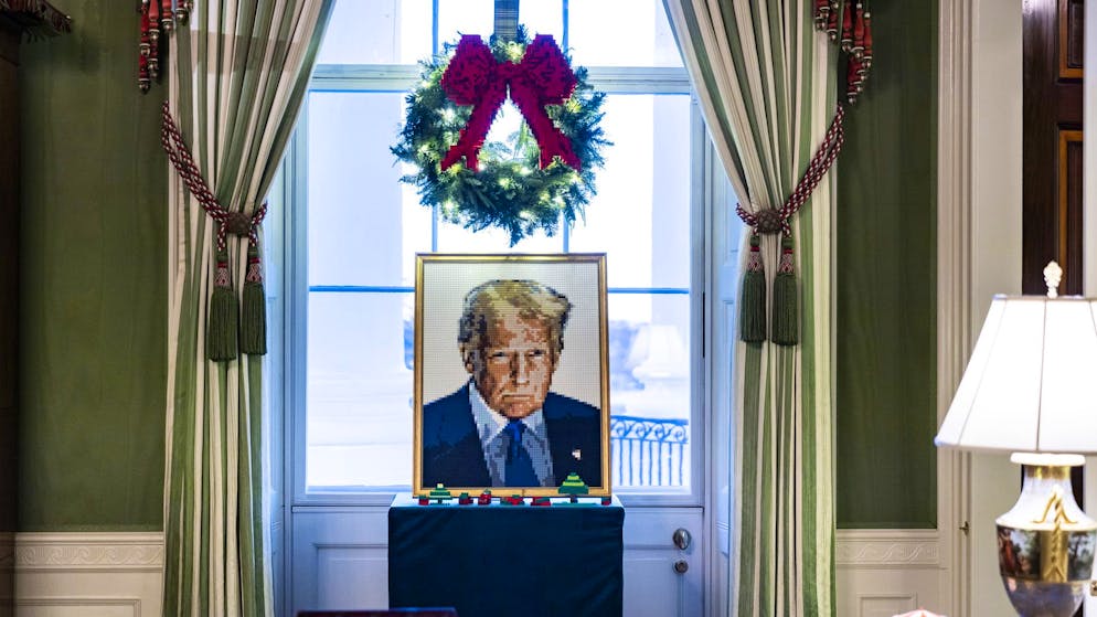 Ein Donald-Trump-Porträt aus Lego unter einem Weihnachtskranz ausm Baukasten: Melania Trumps Weihnachtsdeko im East Room des Weissen Hauses. (1. Dezember 2025)
