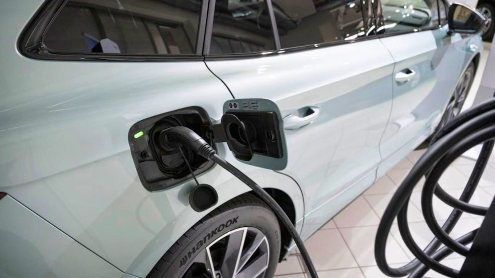 Die Zahl der neuen Personenwagen hat in der Schweiz im November leicht abgenommen. Die Verkaufsinitiativen und Aktionen der Händler verhinderten grössere Einbussen. (Symbolbild)