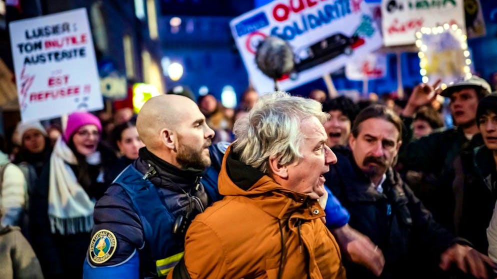 In Lausanne demonstrierten erneut viele Menschen gegen die geplanten Budgetkürzungen.