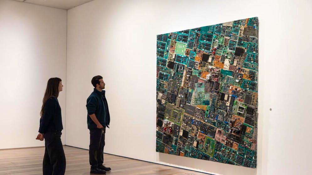 Naturmaschinen und Sand-Reliefs von Carl Cheng im Museum Tinguely - Gallery. Mit Platinen nachgebildete Luftaufnahme: "Anthropocene Landscape #1" von Carl Cheng.